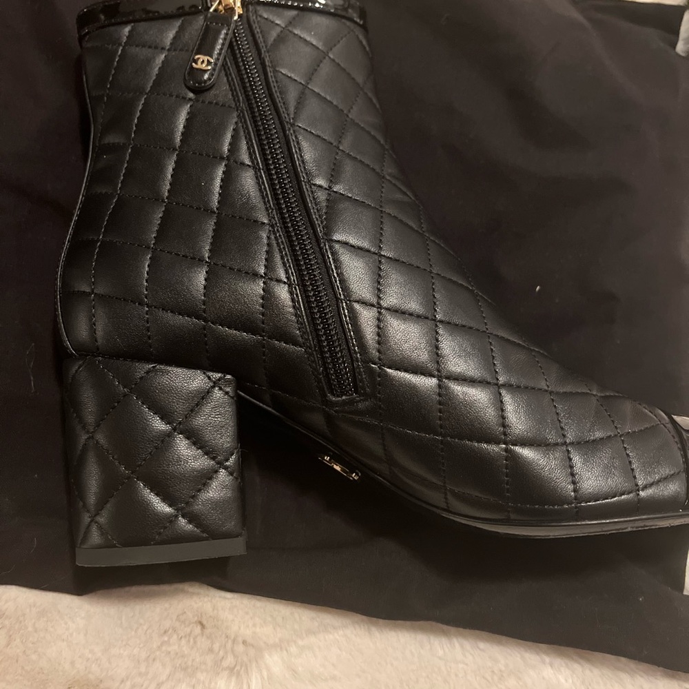 CHANEL lambskin and patent calfskin boot - Picture 6 of 8